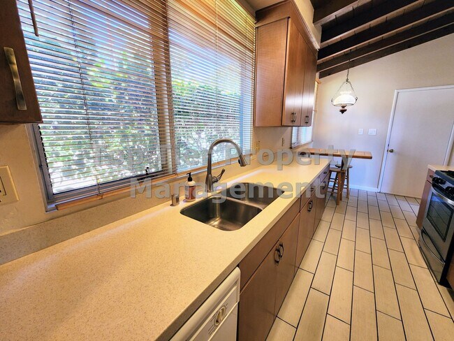 Building Photo - Beautiful 3-bedroom, 2-bathroom home locat...