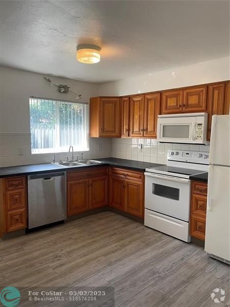 Building Photo - 2291 NE 51st Ct