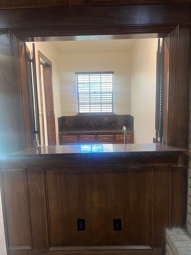 Building Photo - 3 bed 2 bath 2 car garage