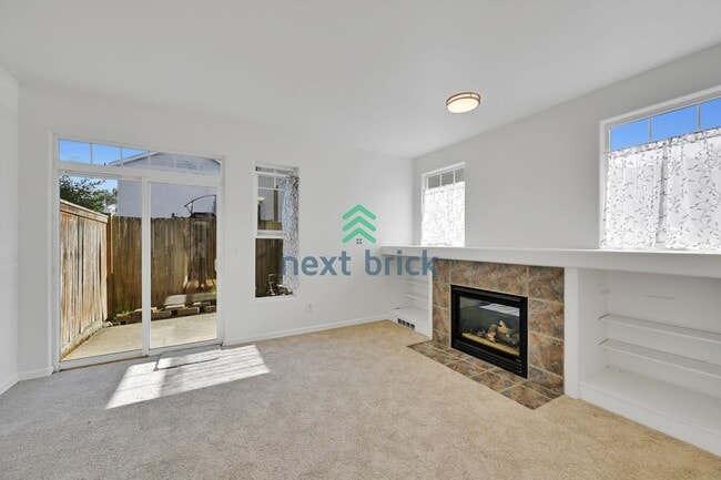 Building Photo - 2 BED & 1.5 BATH TOWNHOUSE FOR RENT