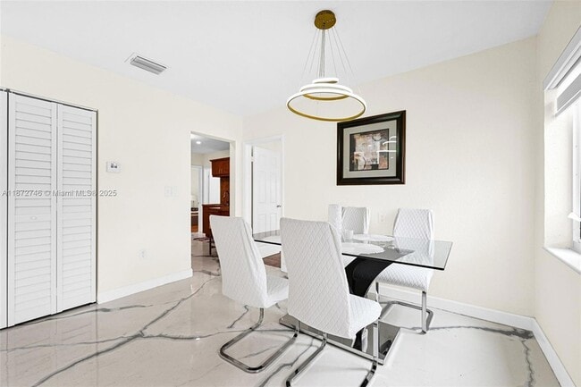 Building Photo - 6840 SW 26th Ct