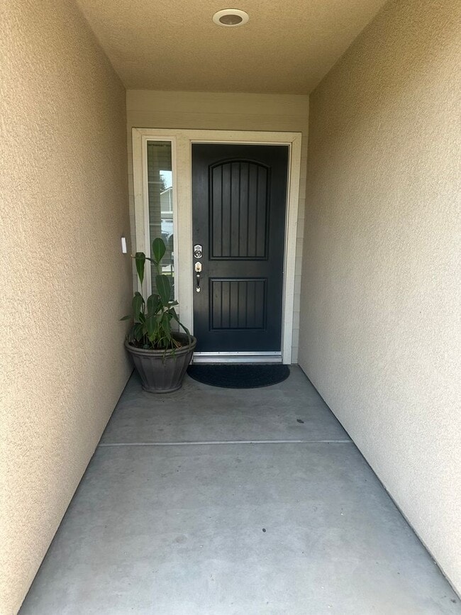 Building Photo - 4 bedroom 2 bath home in quiet Hanford nei...