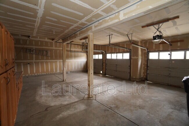 Building Photo - 1702 W Dry Creek Rd