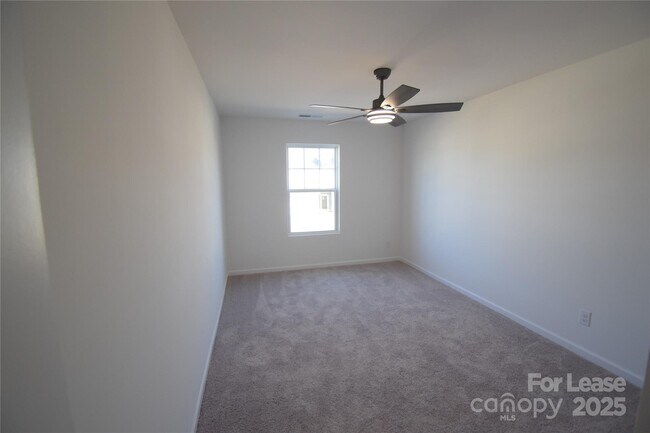 Building Photo - 752 Kitfox Dr NW