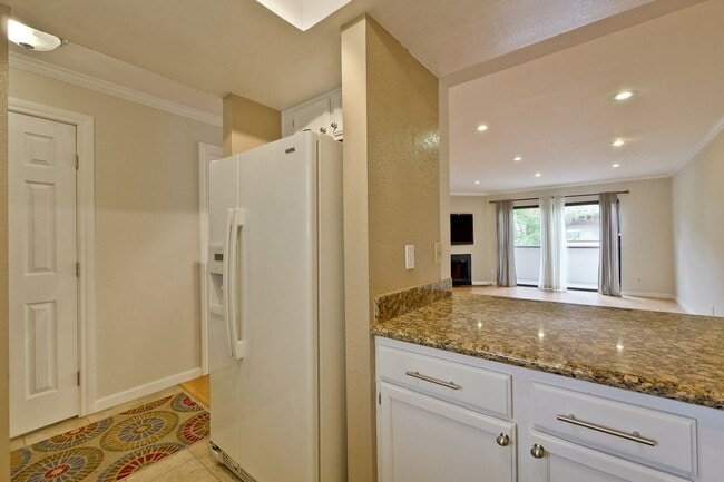 Building Photo - Popular Woodside Commons at Its Finest.