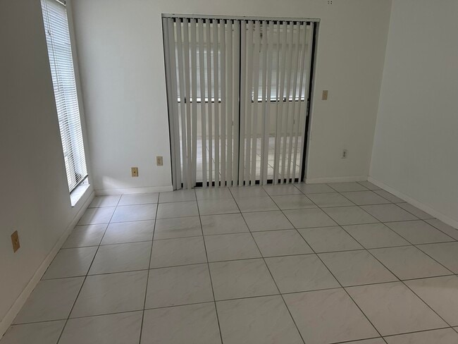Building Photo - 6049 Olivewood Cir