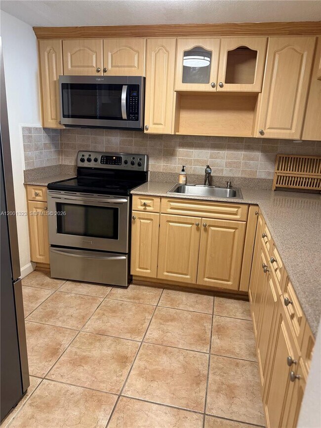 Building Photo - 100 Edgewater Dr