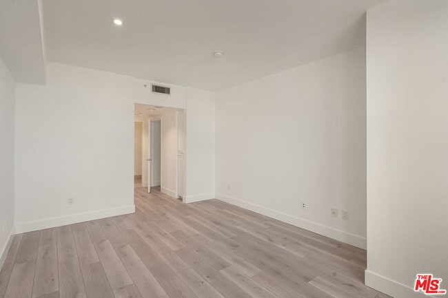 Building Photo - 13600 Marina Pointe Dr