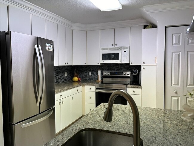Building Photo - 4460 Crystal Lake Dr