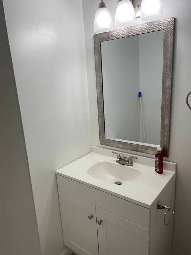 Building Photo - Beautifully renovated 3 bed/2 bath home