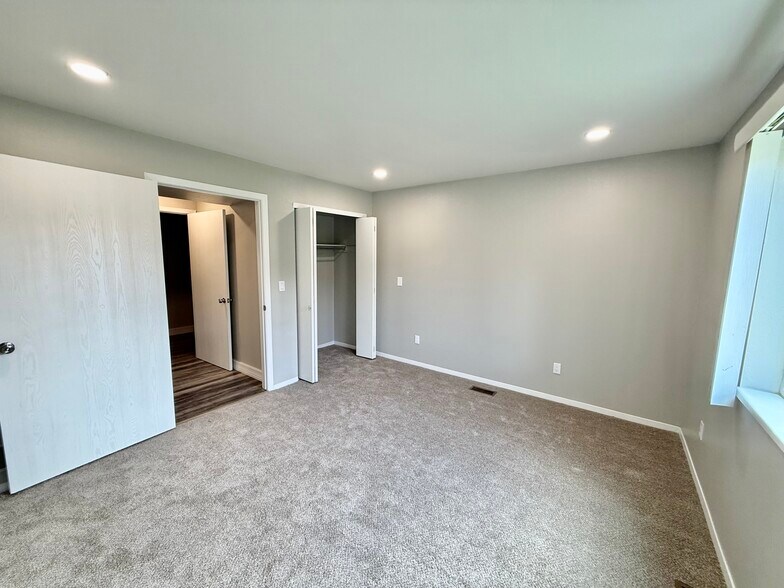 Building Photo - 380 Paradise Cir