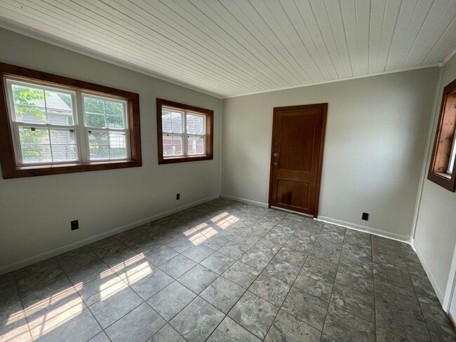 Building Photo - Nice 2 Bedroom / 1 Bathroom Unit - Great L...