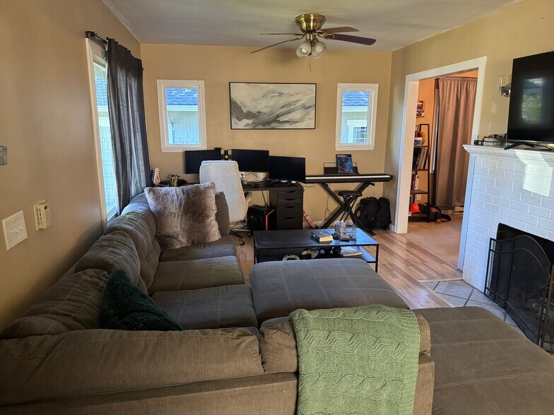 Building Photo - 406 S 43rd St