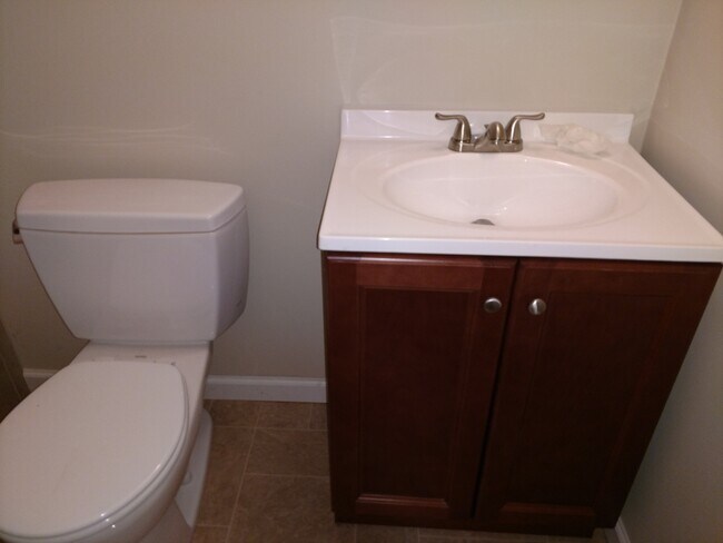 Building Photo - Conveniently Located, Spacious Salem Home