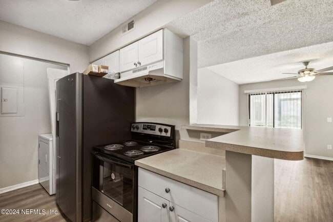 Building Photo - Renovated Condo in a Convenient Location!