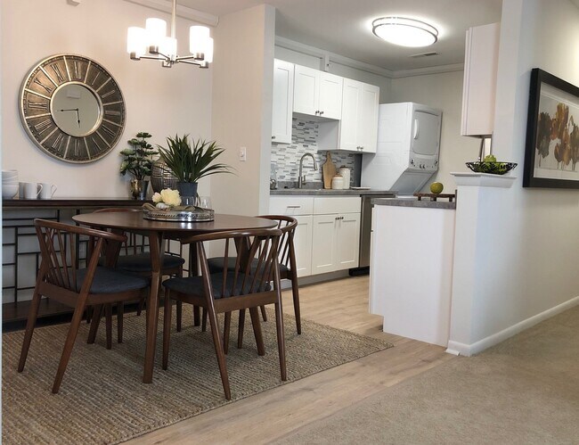 Building Photo - One Bedroom Signature Style Apartment on t...
