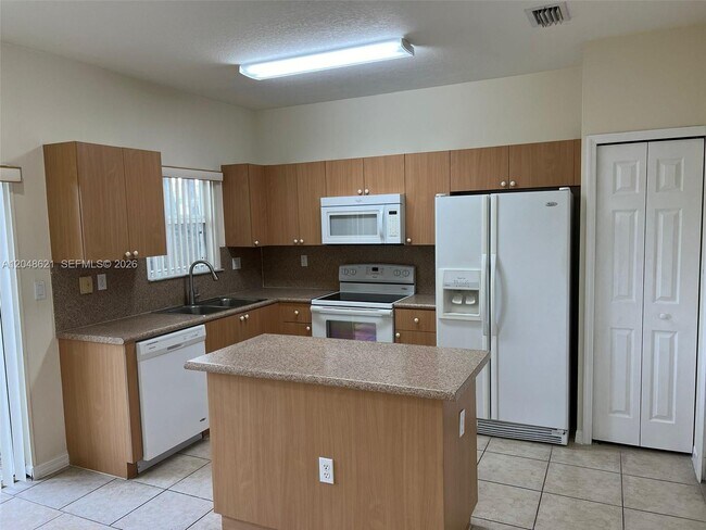 Building Photo - 1581 SE 31st Ct