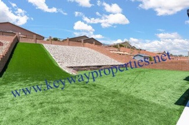 Building Photo - Like New Los Lunas Home!