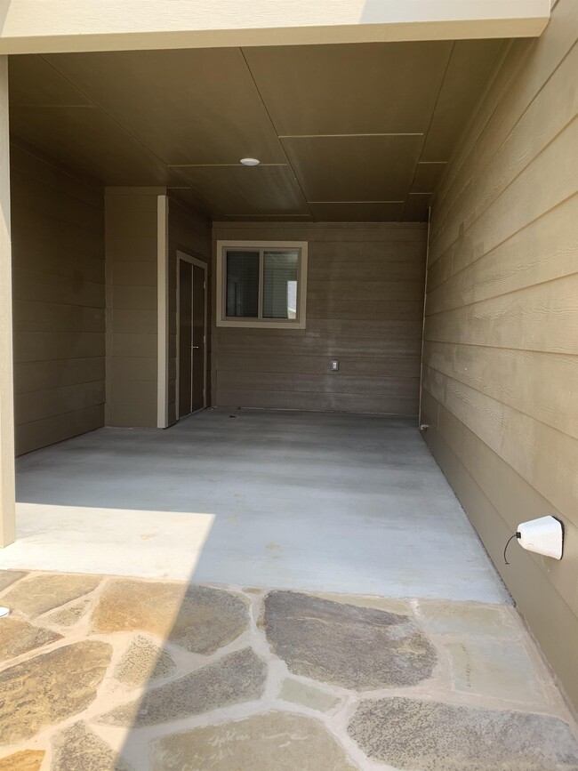Building Photo - 7611 Stonehollow