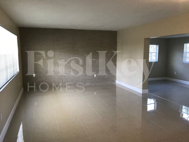 Building Photo - 221 N 65th Way