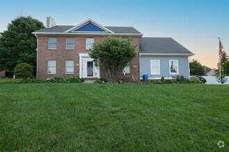 Building Photo - Immaculate 4 bed 3.5 bath w/2 offices, eat...