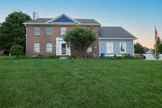 Building Photo - Immaculate 4 bed 3.5 bath w/2 offices, eat...