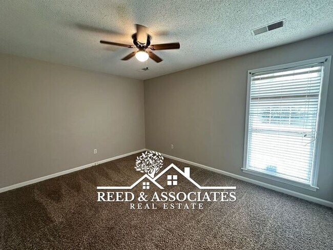 Building Photo - Bartlett Home Located in Quiet Cove!