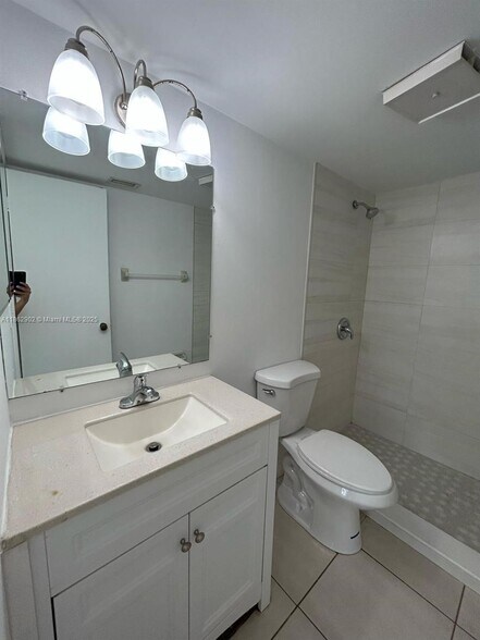 Building Photo - 820 Twin Lakes Dr