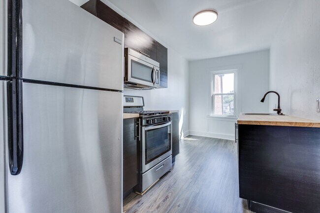 Building Photo - 826 E Warrington Ave