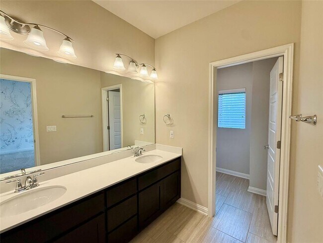 Building Photo - 6814 E Riverside Dr