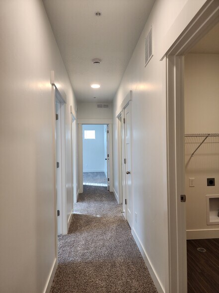 Building Photo - 4735 S Alder Dr