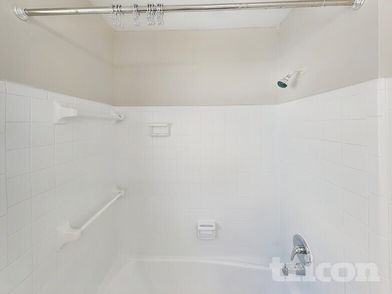 Building Photo - 632 Whippoorwill Terrace