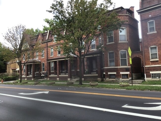 Primary Photo - 294 King Ave