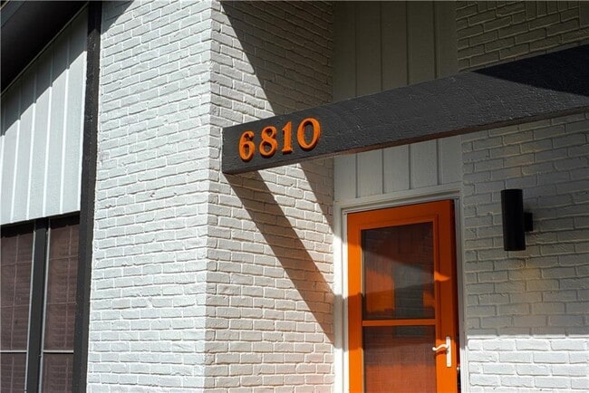 Building Photo - 6810 Willamette Dr