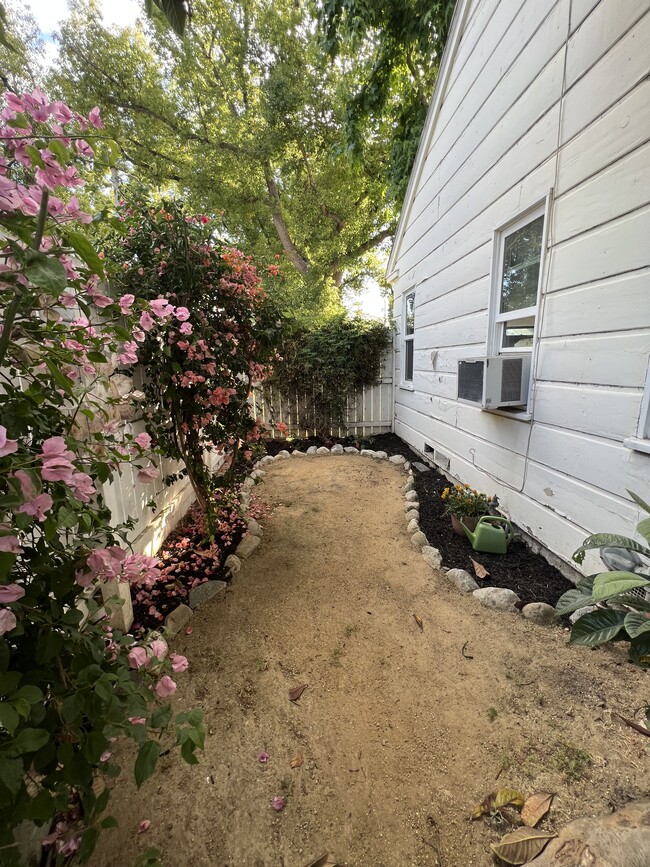 Building Photo - 702 N Catalina St