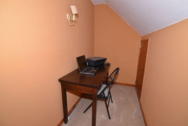 Building Photo - Cozy  3 Bedroom Single Family Home