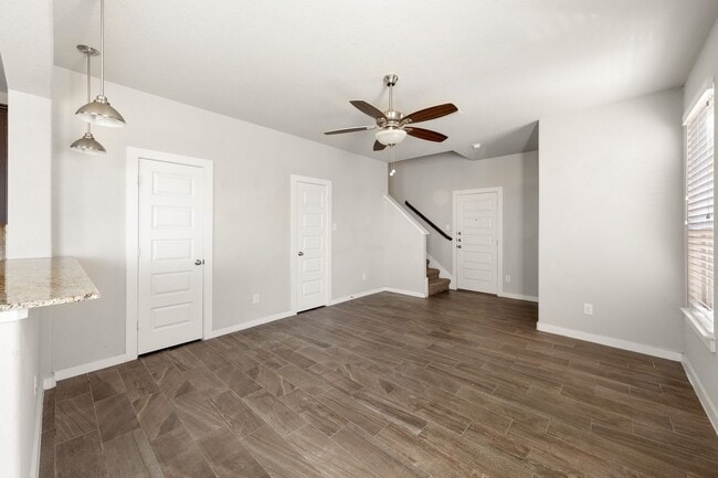 Building Photo - AVAILABLE NOW! Beautiful 3 bedroom Luxury Duplex, New Braunfels, Texas!