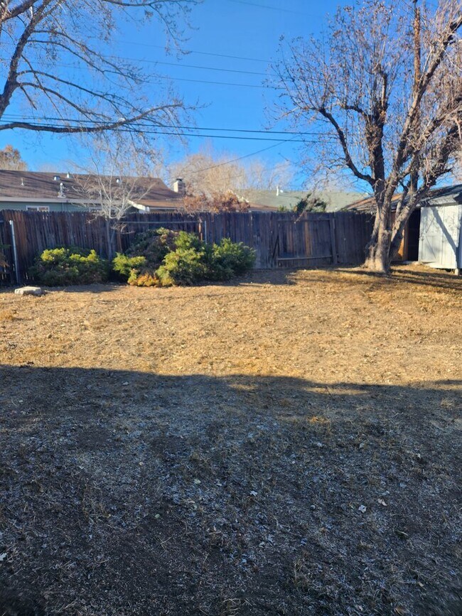 Building Photo - Wonderful 3 bedroom home close to schools and shopping!