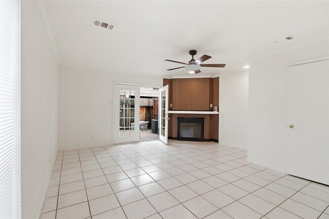 Building Photo - 11000 Kinghurst Dr