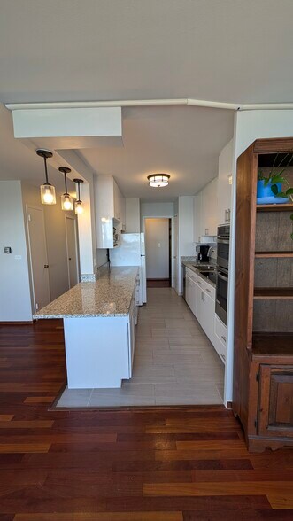 Kitchen - 6301 N Sheridan Rd