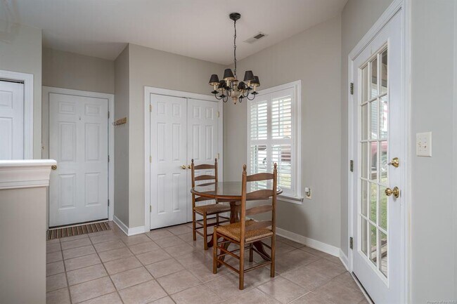 Building Photo - 421 Suri Dr