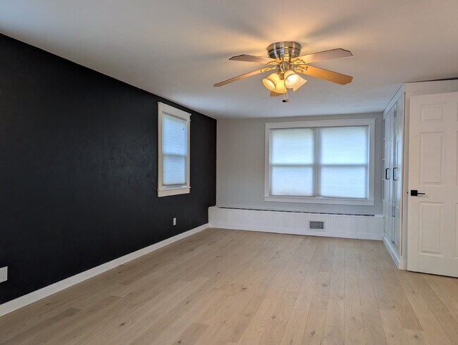 Building Photo - Beautiful 5 Bedroom 2 Bathroom Neenah Lake Home