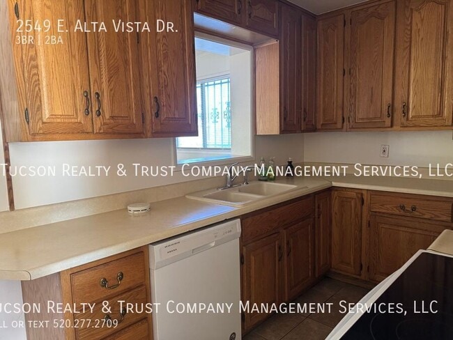 Building Photo - 2549 E Alta Vista St