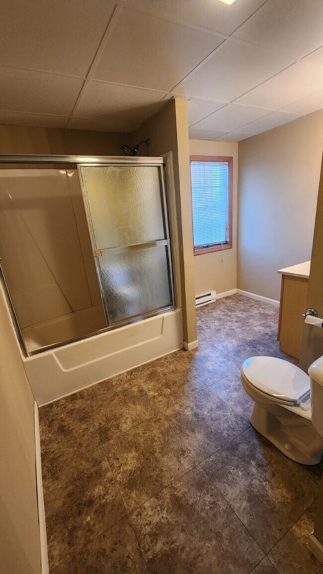 Building Photo - 2 Bedroom, 1 Bathroom Apartment For Rent D...
