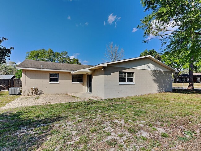 Building Photo - 1525 Guinevere Dr