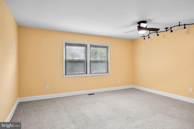 Building Photo - 10 Traynor Ln