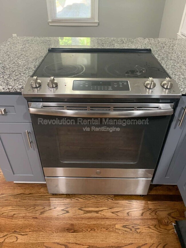 Building Photo - 2869 Rockcliff Rd SE