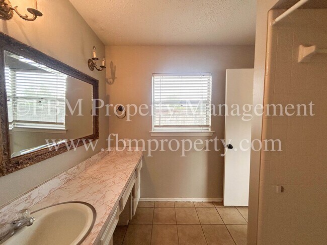 Building Photo - 1700 Charlottesville Dr