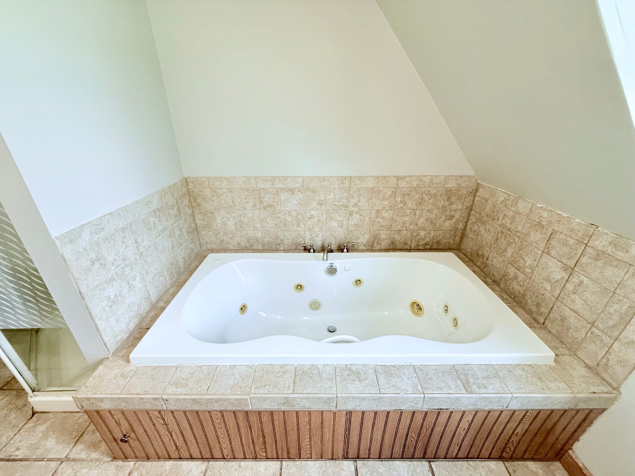 Tub - 615 W 2nd St