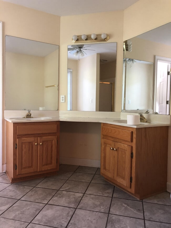 Building Photo - 1020 Joie Dr